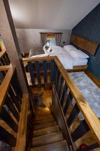 里泽Safir Doğa Evleri的卧室设有一张床和楼梯,享有风景。