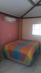 卢塞纳Lucena Apartamento Temporada的卧室配有彩虹色床