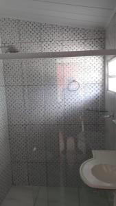 卢塞纳Lucena Apartamento Temporada的浴室里设有玻璃门淋浴