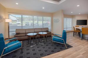 尼斯维尔TownePlace Suites by Marriott Niceville Eglin AFB Area的客厅配有沙发和桌椅