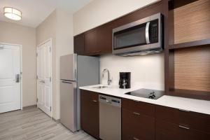 尼斯维尔TownePlace Suites by Marriott Niceville Eglin AFB Area的厨房配有水槽和微波炉