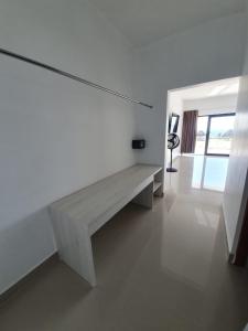 卡诺阿斯德蓬萨尔Las Hamacas的客房内的白色墙壁和长凳