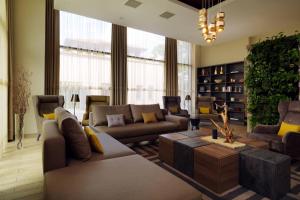 萨拉热窝萨拉热窝万豪原住客栈的客厅配有沙发和桌子