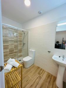 韦尔瓦HOSTEL COSTA-LUZ Béjar的浴室配有卫生间、盥洗盆和淋浴。