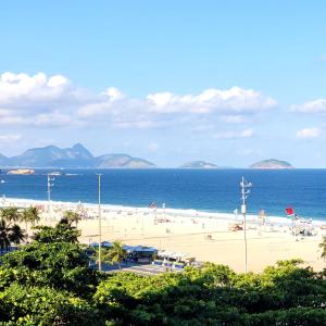 里约热内卢COPACABANA Praia的海滩上有很多人