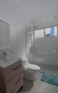 圣斐利-银港Villa Golden Dream的白色的浴室设有卫生间和水槽。