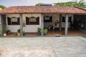 贝洛奥里藏特Casa espaçosa e confortável na região da Pampulha的房屋设有瓷砖屋顶和庭院