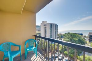 默特尔比奇Myrtle Beach Condo with Ocean View and Pool Access!的阳台配有两把椅子,底楼是大海