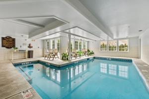 奥甘奎特大海罗斯套房酒店的房屋内的游泳池