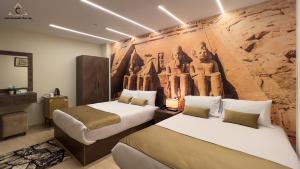 开罗Celia Pyramids View inn的一张壁画,墙上有两张床