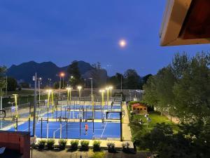 韦尔巴尼亚阿尔中心酒店的享有网球场的夜间景致
