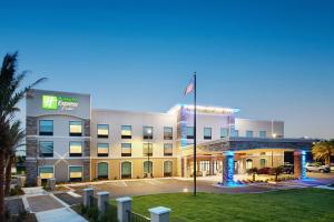 微风湾Holiday Inn Express & Suites Gulf Breeze - Pensacola Area, an IHG Hotel的前面有美国国旗的酒店