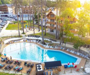 斯克拉斯卡波伦巴Platinum Adults的享有度假村游泳池的顶部景致