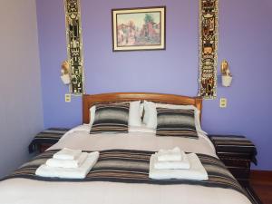 Comunidad YumaniHostal Phaxsi的一间卧室配有带3条毛巾的床