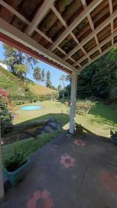 彼得罗波利斯Canto Alto, Encanto的庭院享有庭院美景,庭院里还备有飞盘