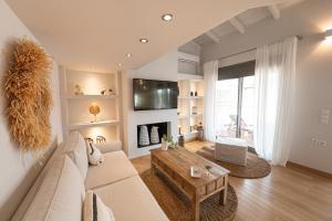 波罗斯Orsalia villa wellness的客厅配有沙发和桌子