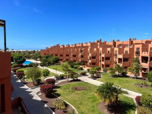 拉特吉塔Apartment in La Tejita (El Medano)的公寓大楼设有公园和游泳池
