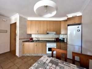 拉特吉塔Apartament with Garden的厨房配有木制橱柜和不锈钢冰箱。