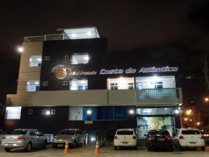 若昂佩索阿哥斯达都阿特兰提可酒店的一座建筑,晚上停在前面