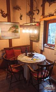 ZorgeArode Hütte Harzilein - Romantic tiny house on the edge of the forest的一间带桌椅和窗户的用餐室