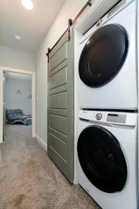 圣安东尼奥Casa Dolce Vita by the Alamodome的洗衣房配有洗衣机和烘干机
