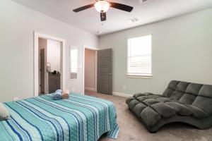 圣安东尼奥Casa Dolce Vita by the Alamodome的一间卧室配有一张床和一张沙发