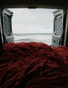 大加那利岛拉斯帕尔马斯Autocaravana Camper的巴士内侧的景观,带一张床