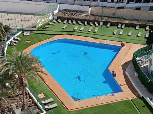 圣巴托洛梅Playa del Ingles terrace pool View 207的享有度假村内大型游泳池的顶部景致