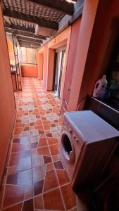马拉喀什Apartamento Centro Guéliz的铺有瓷砖地板的客房内的洗衣机和烘干机