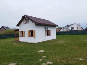 ZastańDomek całoroczny的草场上的白色小房子