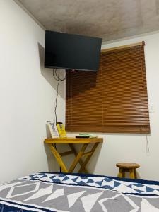 波哥大Bogotá Kings 302的一间卧室设有一张床和一个带电视的窗户。