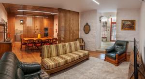 布拉加Quinta de Chousas - Braga - Agroturismo的客厅配有沙发、椅子和桌子