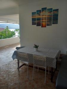 库希斯特Apartments by the sea Kuciste, Peljesac - 12832的画室里的桌椅