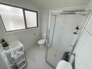卡伦德拉Beach House @ Moffat的带淋浴、卫生间和盥洗盆的浴室