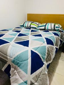 波哥大Bogotá Kings 301的一张蓝色和白色的床,配有枕头