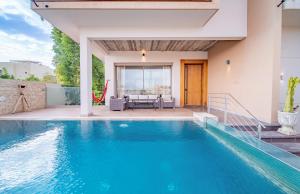 马拉喀什Villa moderne avenue M6的一个带庭院和房子的游泳池