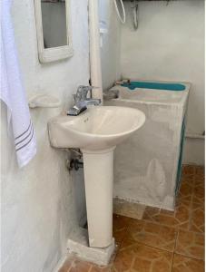 弗洛伦西亚APARTAMENTO的浴室配有盥洗盆、镜子和浴缸