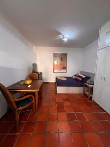 PampatarUn rinconcito en Pampatar的客房设有一张床、一张桌子和一张书桌。
