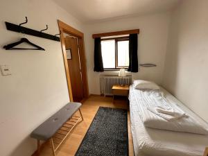 雷克雅未克云游客栈的一间小卧室,配有床和窗户