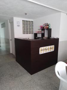 波哥大HOTEL BOGOTA AIRPORT DORADO的办公室,桌子和柜台在房间