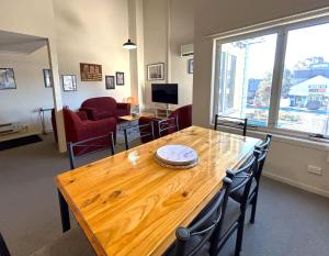 金德拜恩Razorback 2的客厅配有木桌和椅子