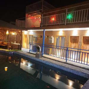 圣佩德罗·德·阿塔卡马Hostal Illauca de Atacama的一座晚上设有游泳池的建筑