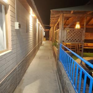 圣佩德罗·德·阿塔卡马Hostal Illauca de Atacama的蓝色栏杆的建筑物走廊