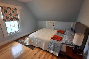 格洛斯特Guest suite in historical district的一间卧室设有一张大床和一个窗户。