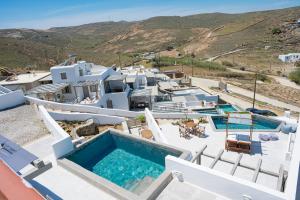 Merchia BeachMiramare Suites Mykonos的享有度假胜地的空中景致,设有2个游泳池