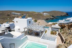 Merchia BeachMiramare Suites Mykonos的享有带游泳池的房屋的空中景致