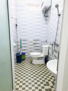 海防Mihome的一间带卫生间和水槽的浴室