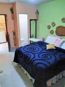 ChimaltenangoCOMFY furnished private apartment.Netflix/internet的一间卧室配有一张带蓝色毯子的大床