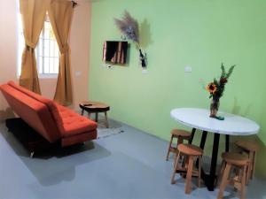 ChimaltenangoCOMFY furnished private apartment.Netflix/internet的客厅配有沙发和带凳子的桌子