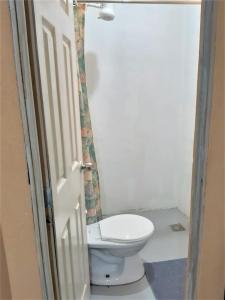 ChimaltenangoCOMFY furnished private apartment.Netflix/internet的一间位于客房内的白色卫生间的浴室